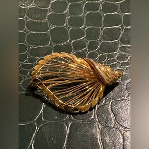 Vintage Gold Tone Wire Shell Brooch Mid Century Coastal Chic Beach Pin Vintage